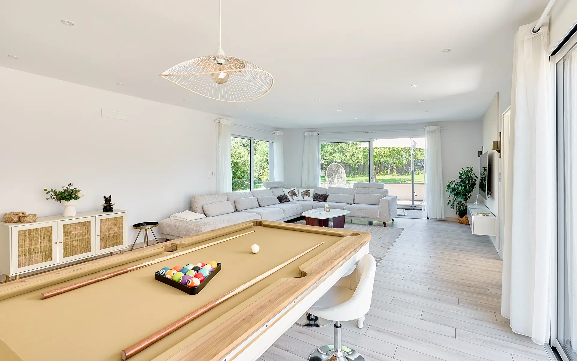 Séjour de la maison contemporaine proche de Vesoul à vendre - Arrière-Cour, agence immobilière spécialisée en Haute-Saône