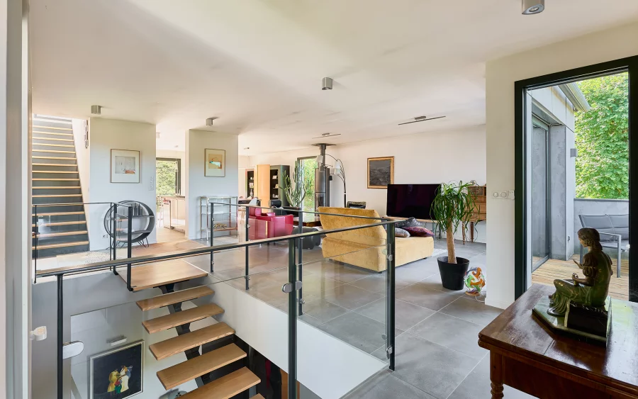 Séjour de la villa d'architecte à Chaudanne à vendre - Arrière-Cour, agence immobilière spécialisée dans le Doubs