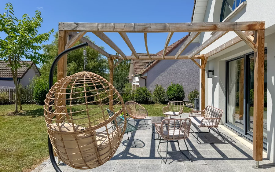Terrasse de la maison d'architecte 2010 proche de Delle à vendre - Arrière-Cour, agence immobilière spécialisée dans le Doubs