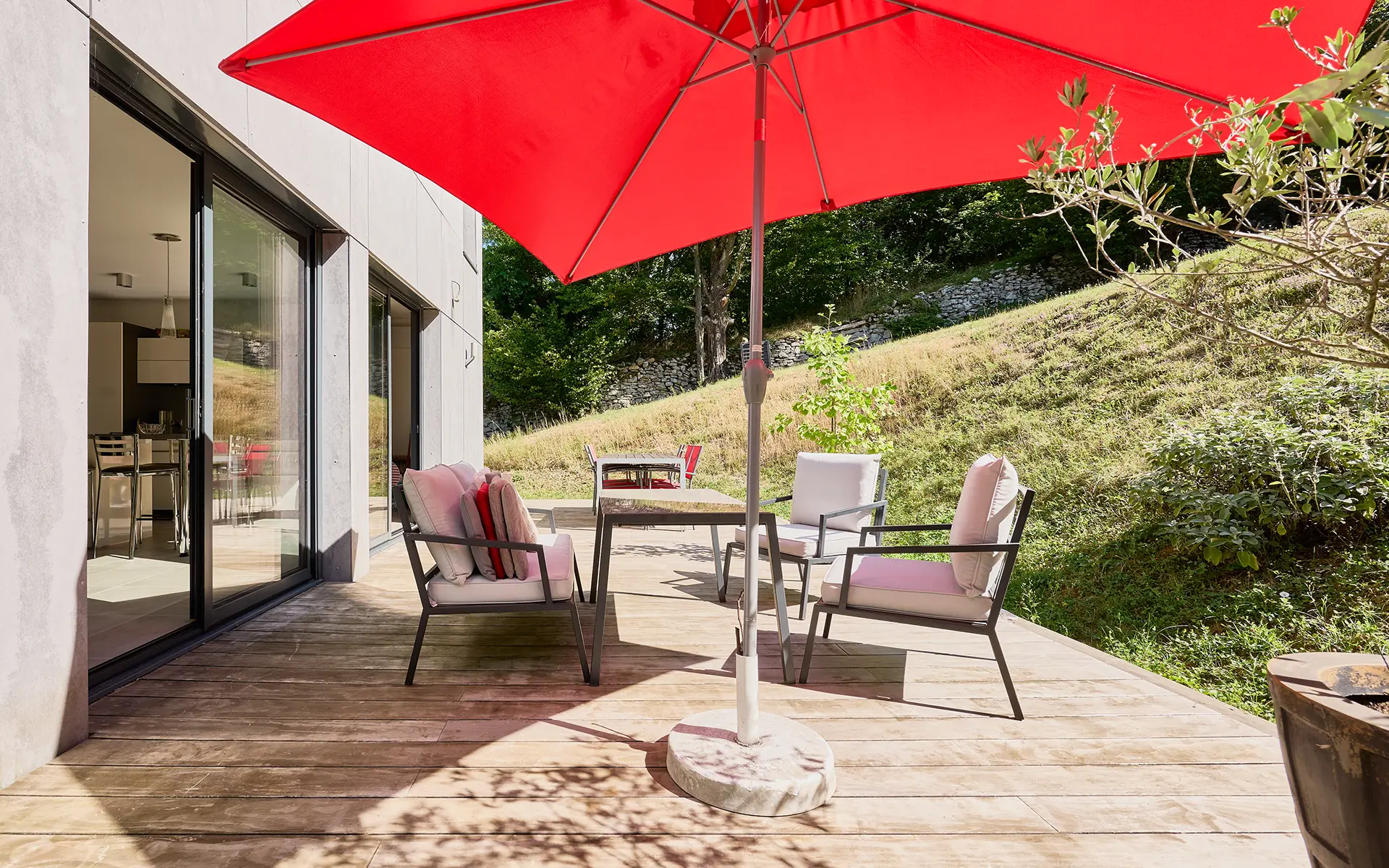 Terrasse de la villa d'architecte à Chaudanne à vendre - Arrière-Cour, agence immobilière spécialisée dans le Doubs