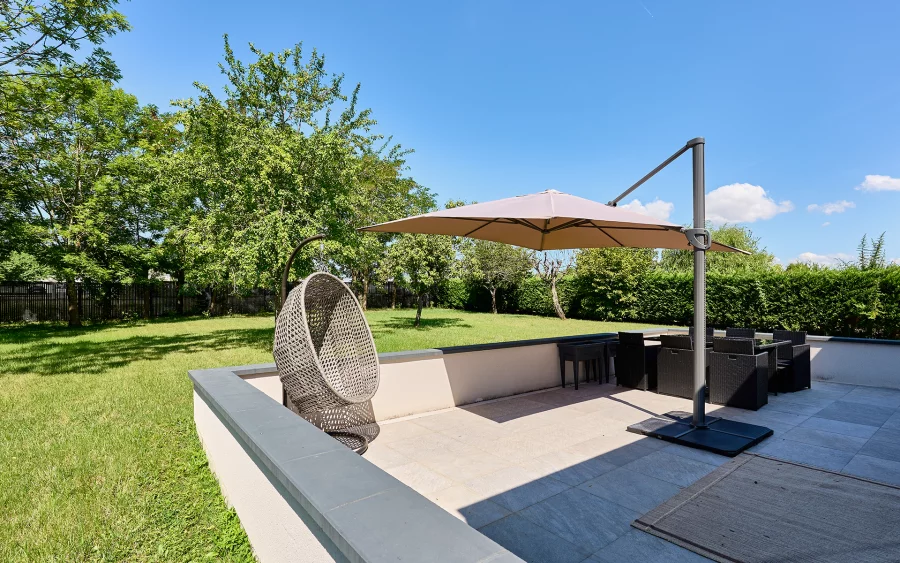 Terrasse de la maison contemporaine proche de Vesoul à vendre - Arrière-Cour, agence immobilière spécialisée en Haute-Saône