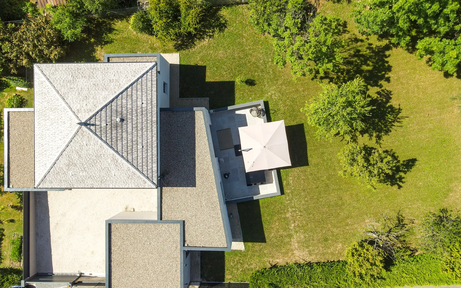 Vue drone de la maison contemporaine proche de Vesoul à vendre - Arrière-Cour, agence immobilière spécialisée en Haute-Saône