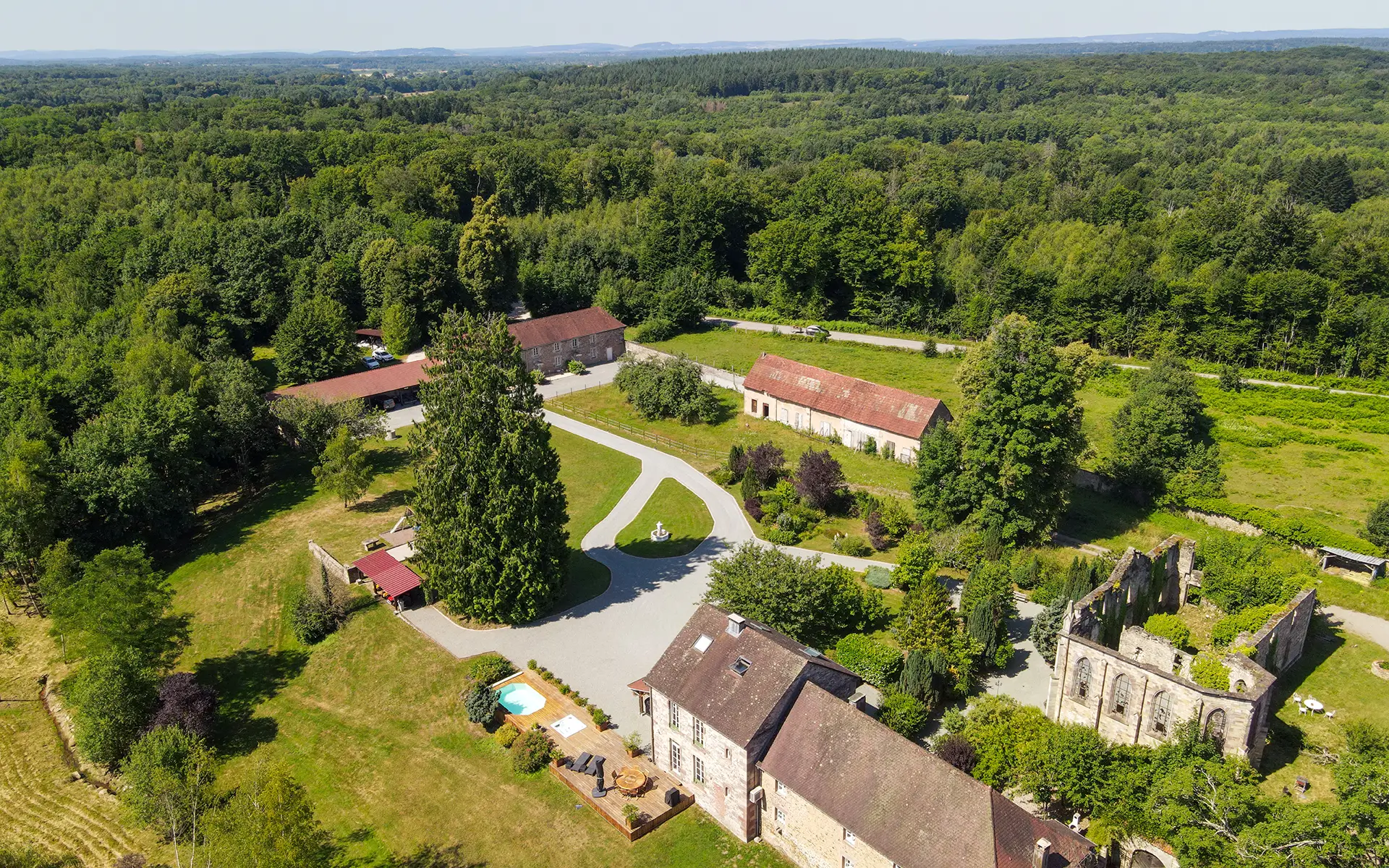 Vue drone de la maison de maître avec gîte et étang à Lure à vendre - Arrière-Cour, agence immobilière spécialisée en Haute-Saône