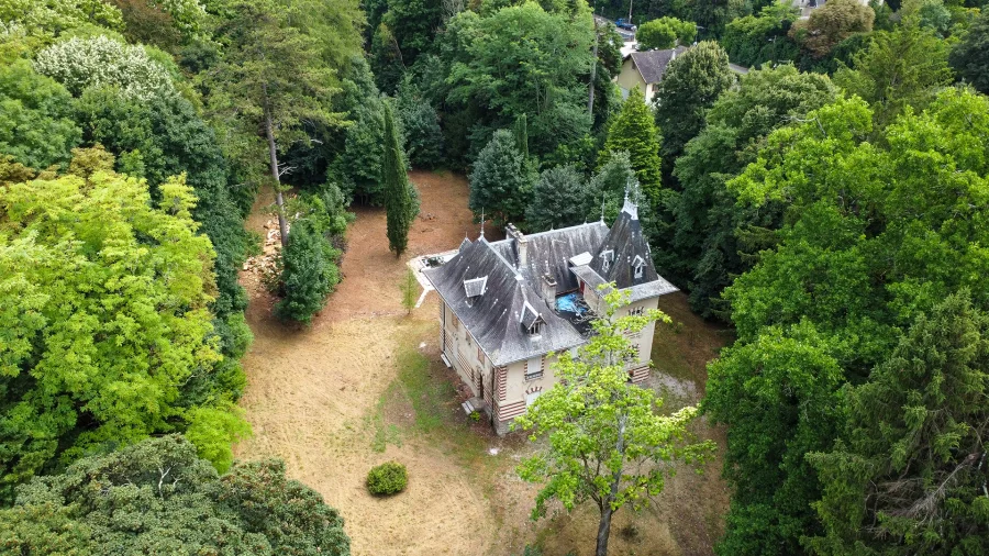 Vue de la maison de maître à rénover dans le vignoble jurassien à vendre - Arrière-Cour, agence immobilière spécialisée dans le Jura