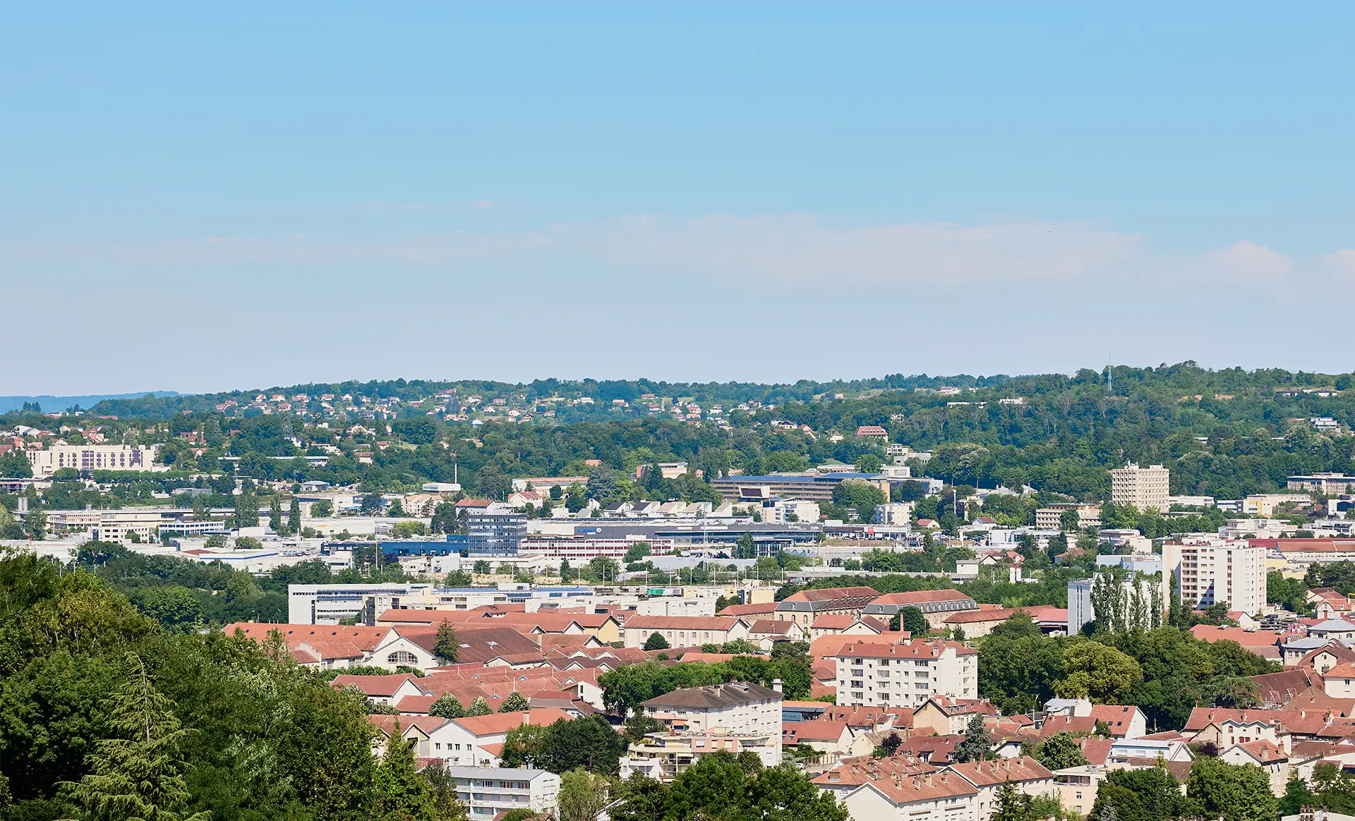 Vue de la villa d'architecte à Chaudanne à vendre - Arrière-Cour, agence immobilière spécialisée dans le Doubs