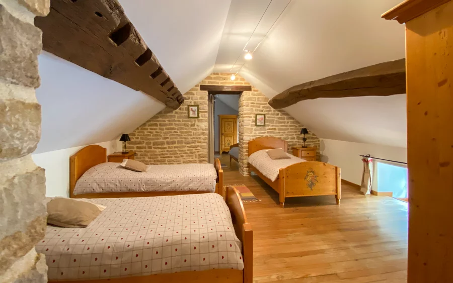 Chambre du gites de caractère proche de Langres à vendre - Arrière-Cour, agence immobilière spécialisée dans en Haute-Marne