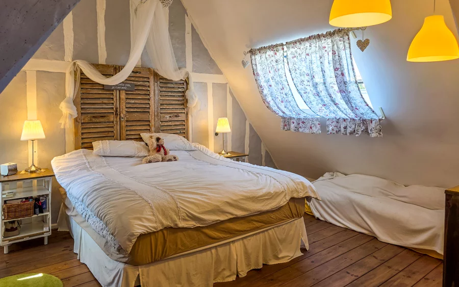 Chambre de la maison de village avec grange rénovée dans l'Oise à vendre - Arrière-Cour, agence immobilière spécialisée dans l'Oise