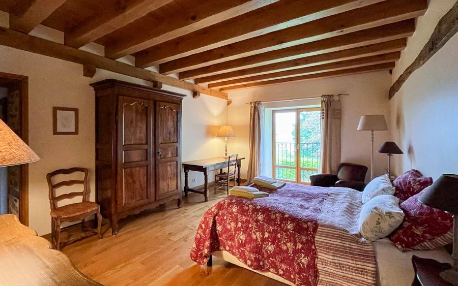 Chambre des maisons de campagne au coeur du Morvan à vendre - Arrière-Cour, agence immobilière spécialisée dans la Nièvre