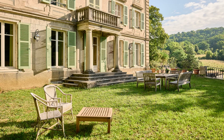 Coin détente de la maison de maître à Montmorot, proche Lons-le-Saunier à vendre - Arrière-Cour, agence immobilière spécialisée dans le Jura