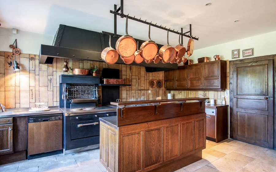Cuisine ancienne du manoir proche de Chaumont à vendre - Arrière-Cour, agence immobilière spécialisée en Haute-Marne