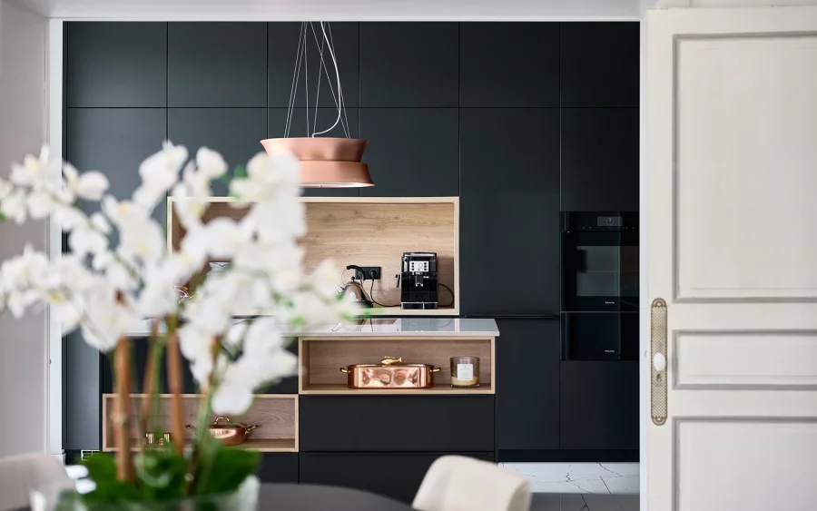 Cuisine de la demeure familiale avec jardin en coeur de ville vosgien à vendre - Arrière-Cour, agence immobilière spécialisée en Haute-Saône