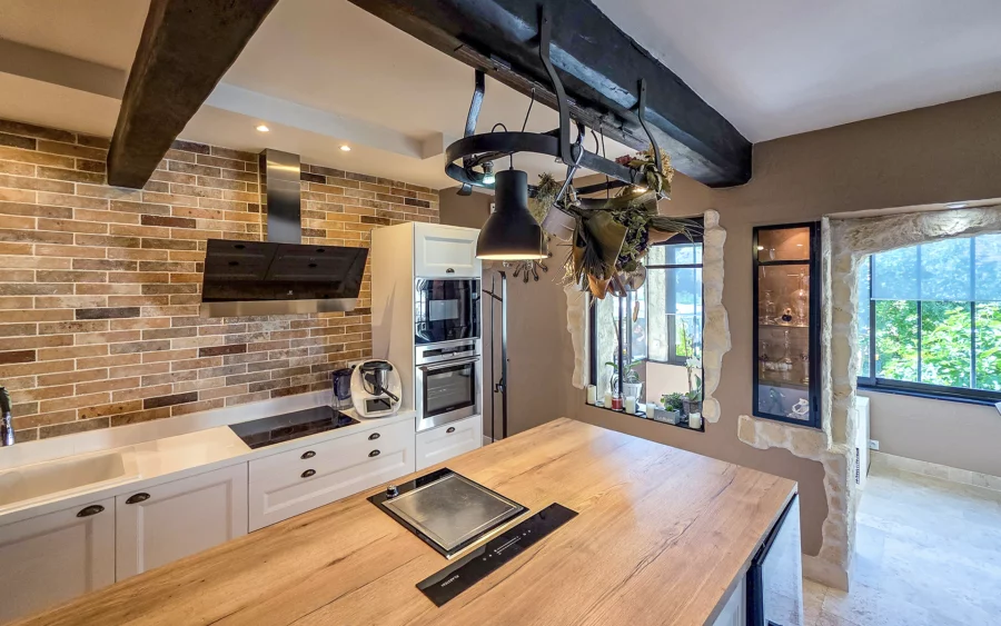 Cuisine lumineuse de la maison de village avec grange rénovée dans l'Oise à vendre - Arrière-Cour, agence immobilière spécialisée dans l'Oise