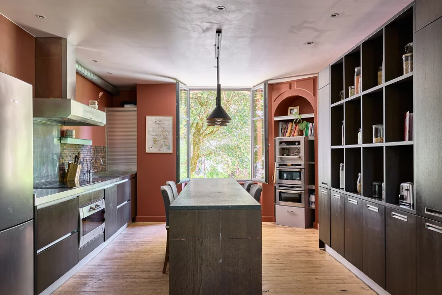 Cuisine de la maison de maître proche d’Ornans à vendre - Arrière-Cour, agence immobilière spécialisée dans le Doubs