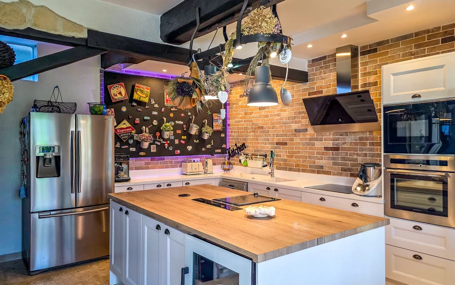 Cuisine de la maison de village avec grange rénovée dans l'Oise à vendre - Arrière-Cour, agence immobilière spécialisée dans l'Oise