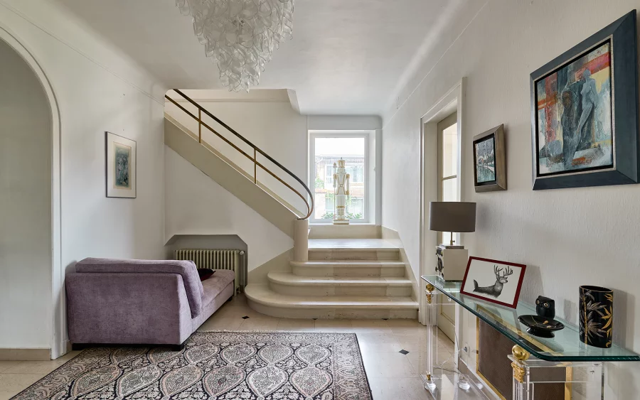Entrée de la demeure familiale avec jardin en coeur de ville vosgien à vendre - Arrière-Cour, agence immobilière spécialisée en Haute-Saône