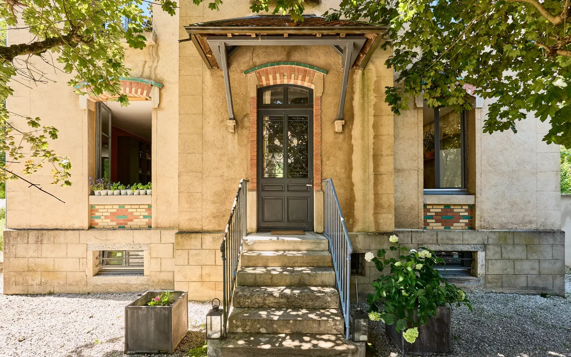 Entrée de la maison de maître proche d’Ornans à vendre - Arrière-Cour, agence immobilière spécialisée dans le Doubs