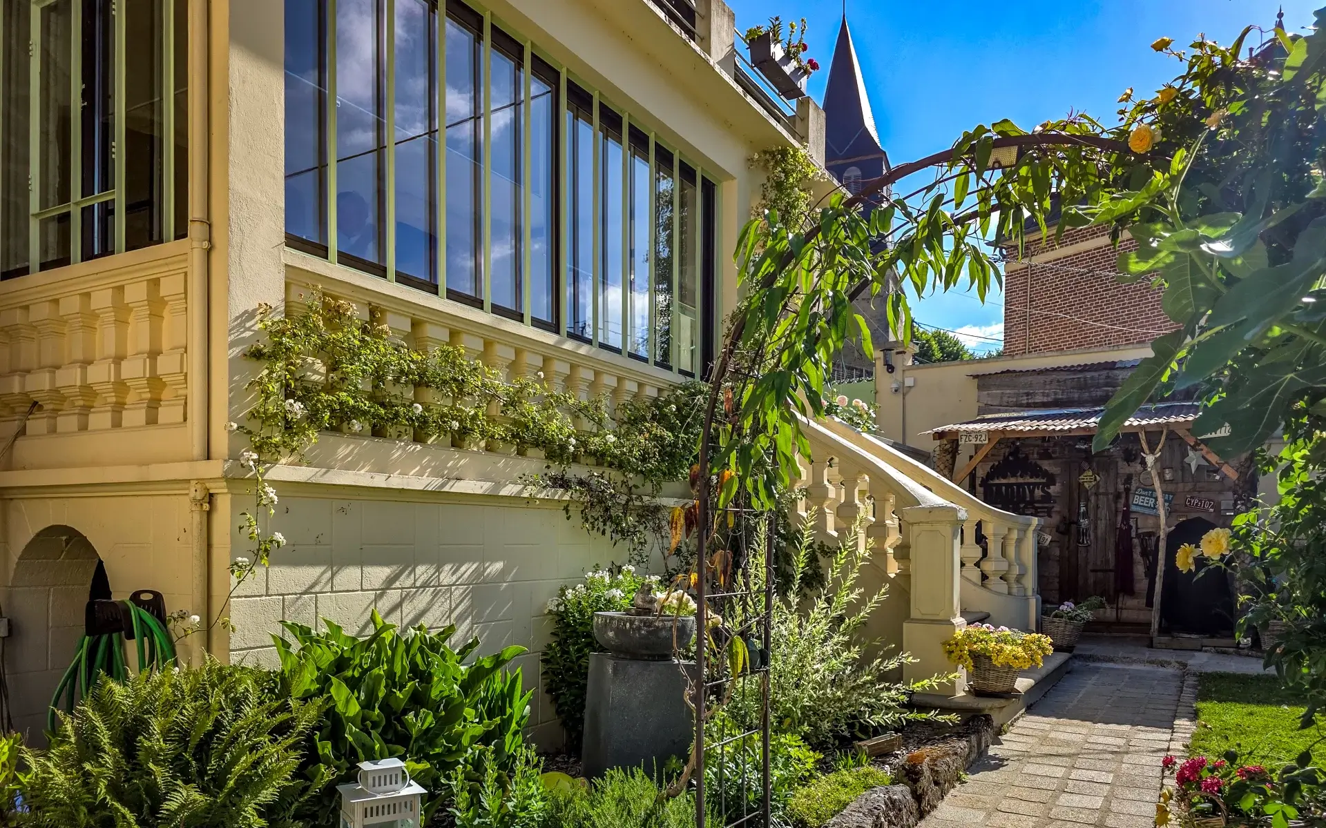 Extérieure de la maison de village avec grange rénovée dans l'Oise à vendre - Arrière-Cour, agence immobilière spécialisée dans l'Oise