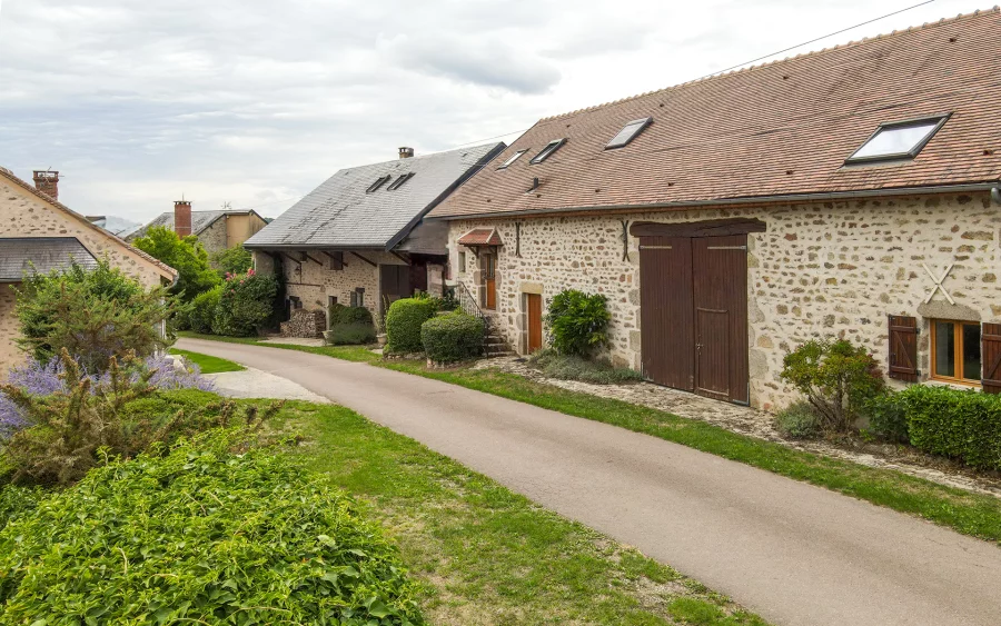 Façade en pierre des maisons de campagne au coeur du Morvan à vendre - Arrière-Cour, agence immobilière spécialisée dans la Nièvre