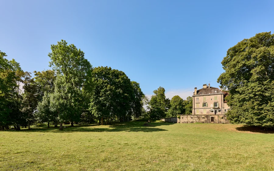 Façade et jardin de la maison de maître à Montmorot, proche Lons-le-Saunier à vendre - Arrière-Cour, agence immobilière spécialisée dans le Jura