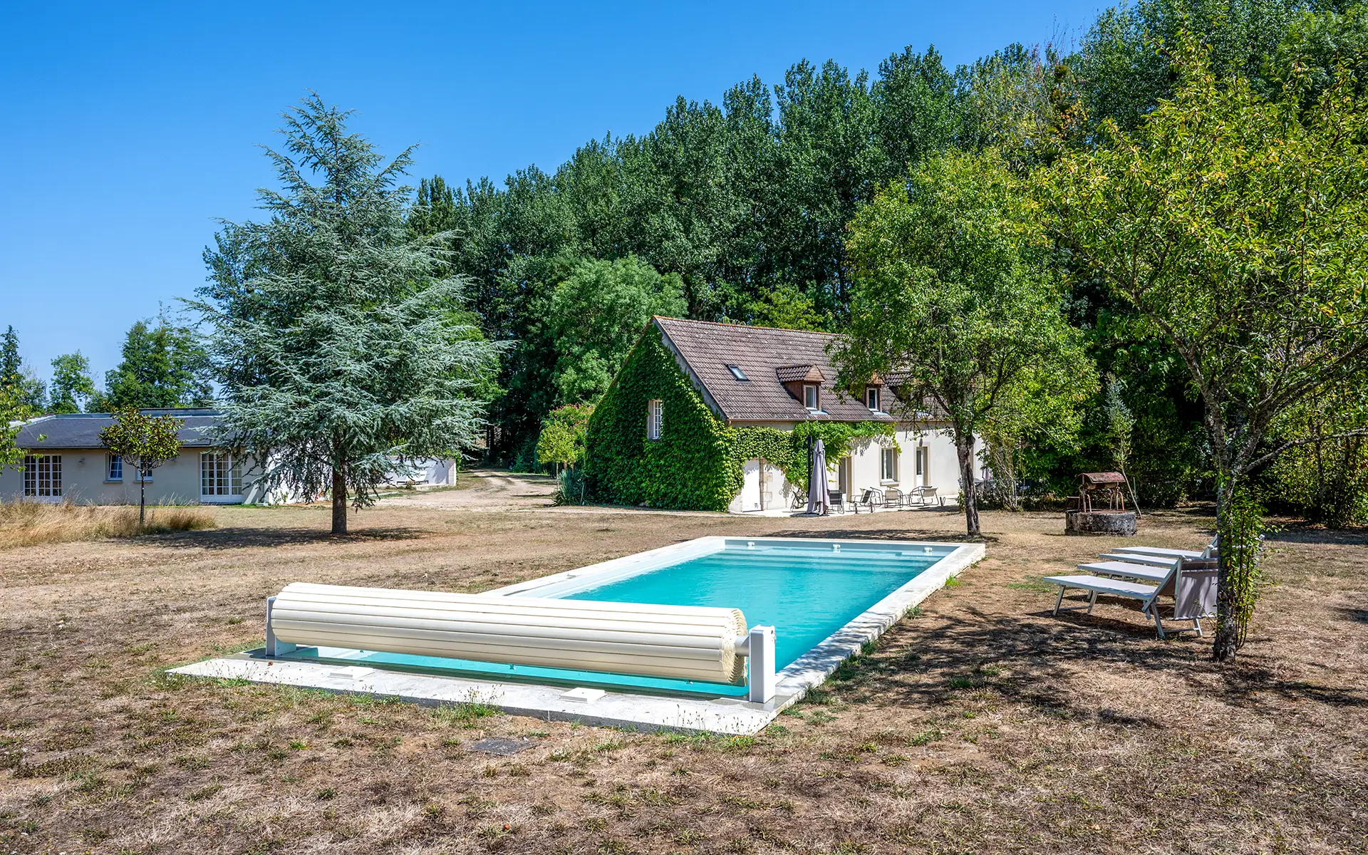 Façade et piscine du moulin proche de Sancerre à vendre - Arrière-Cour, agence immobilière spécialisée dans le Cher