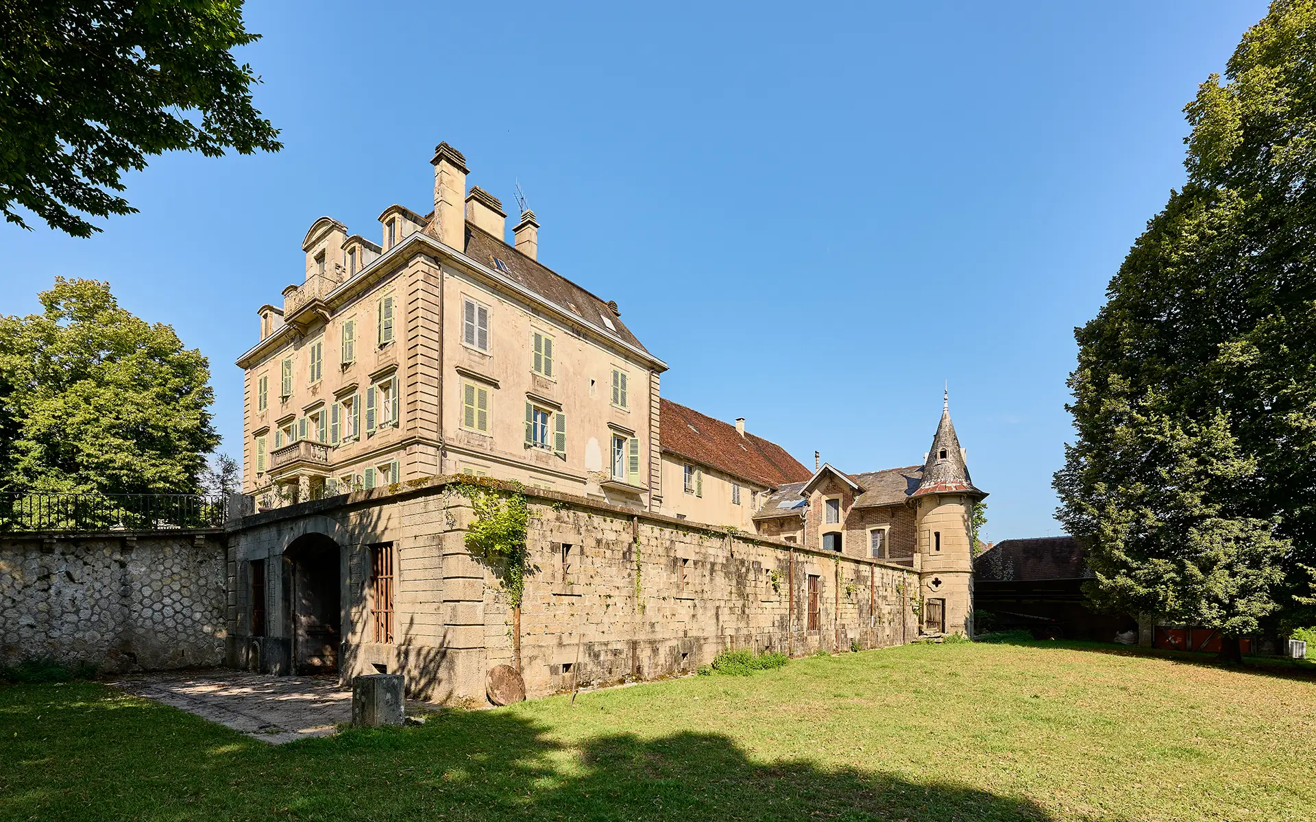 Façade et terrasse de la maison de maître à Montmorot, proche Lons-le-Saunier à vendre - Arrière-Cour, agence immobilière spécialisée dans le Jura