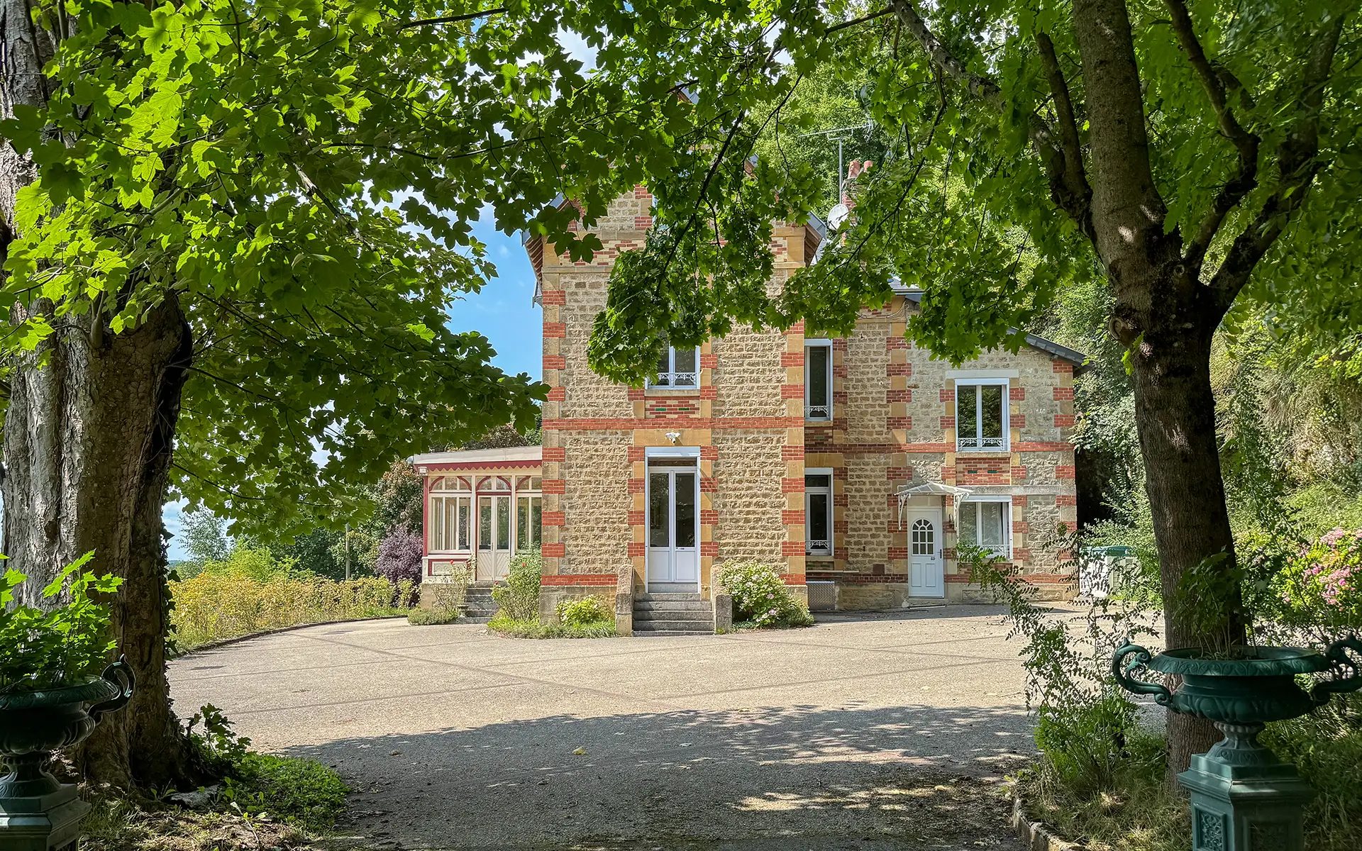 Façade et verdure de la maison de maître proche Sedan à vendre - Arrière-Cour, agence immobilière spécialisée dans les Ardennes