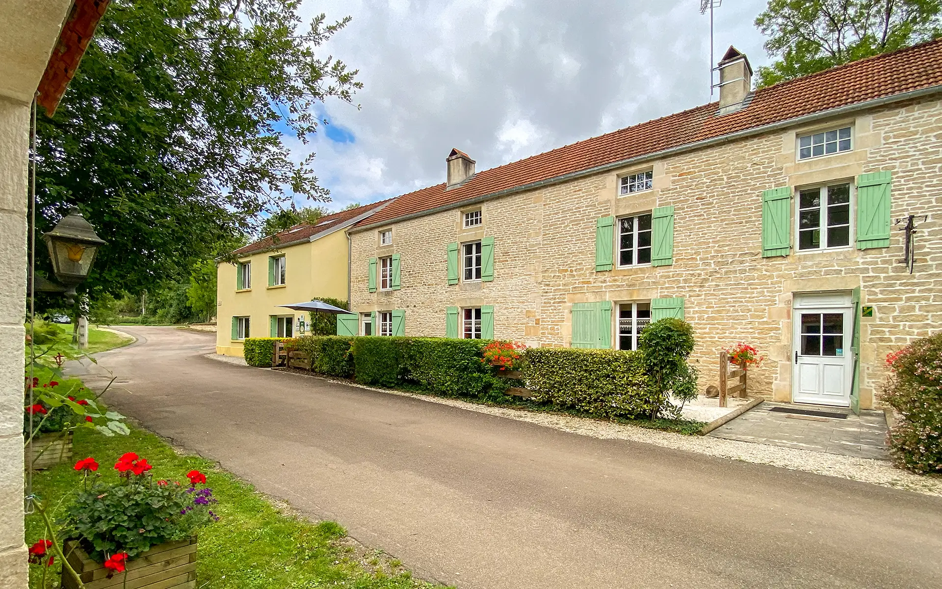 Façade lumineuse du gites de caractère proche de Langres à vendre - Arrière-Cour, agence immobilière spécialisée dans en Haute-Marne