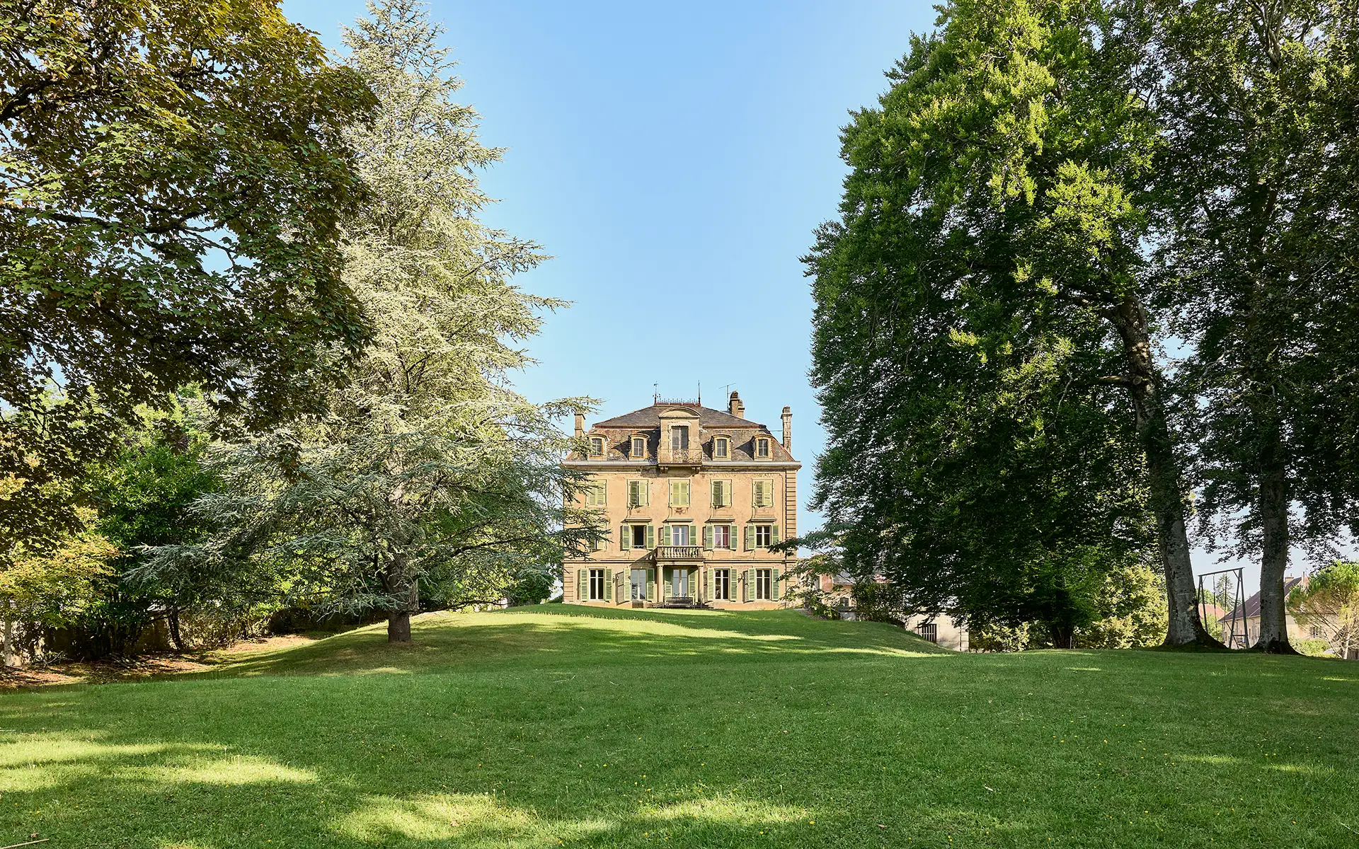 Façade lumineuse de la maison de maître à Montmorot, proche Lons-le-Saunier à vendre - Arrière-Cour, agence immobilière spécialisée dans le Jura