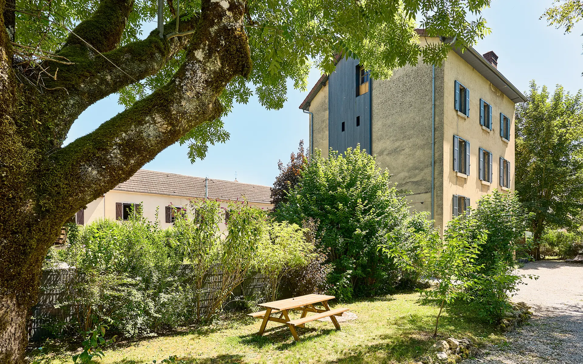 Façade lumineuse de la maison de maître proche d’Ornans à vendre - Arrière-Cour, agence immobilière spécialisée dans le Doubs