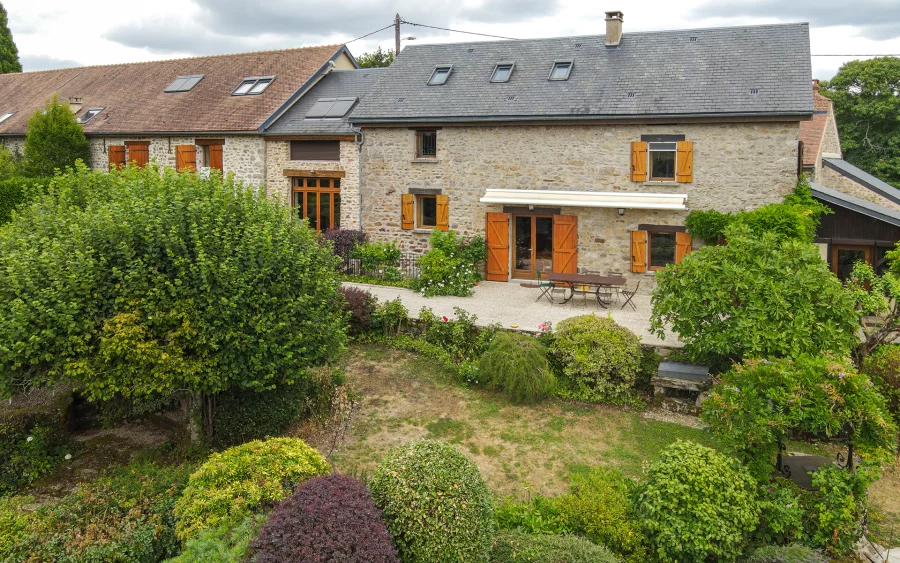 Façade lumineuse des maisons de campagne au coeur du Morvan à vendre - Arrière-Cour, agence immobilière spécialisée dans la Nièvre
