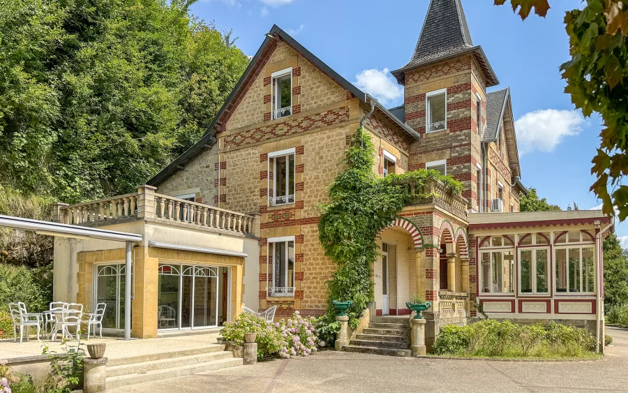 Façade de la maison de maître proche Sedan à vendre - Arrière-Cour, agence immobilière spécialisée dans les Ardennes