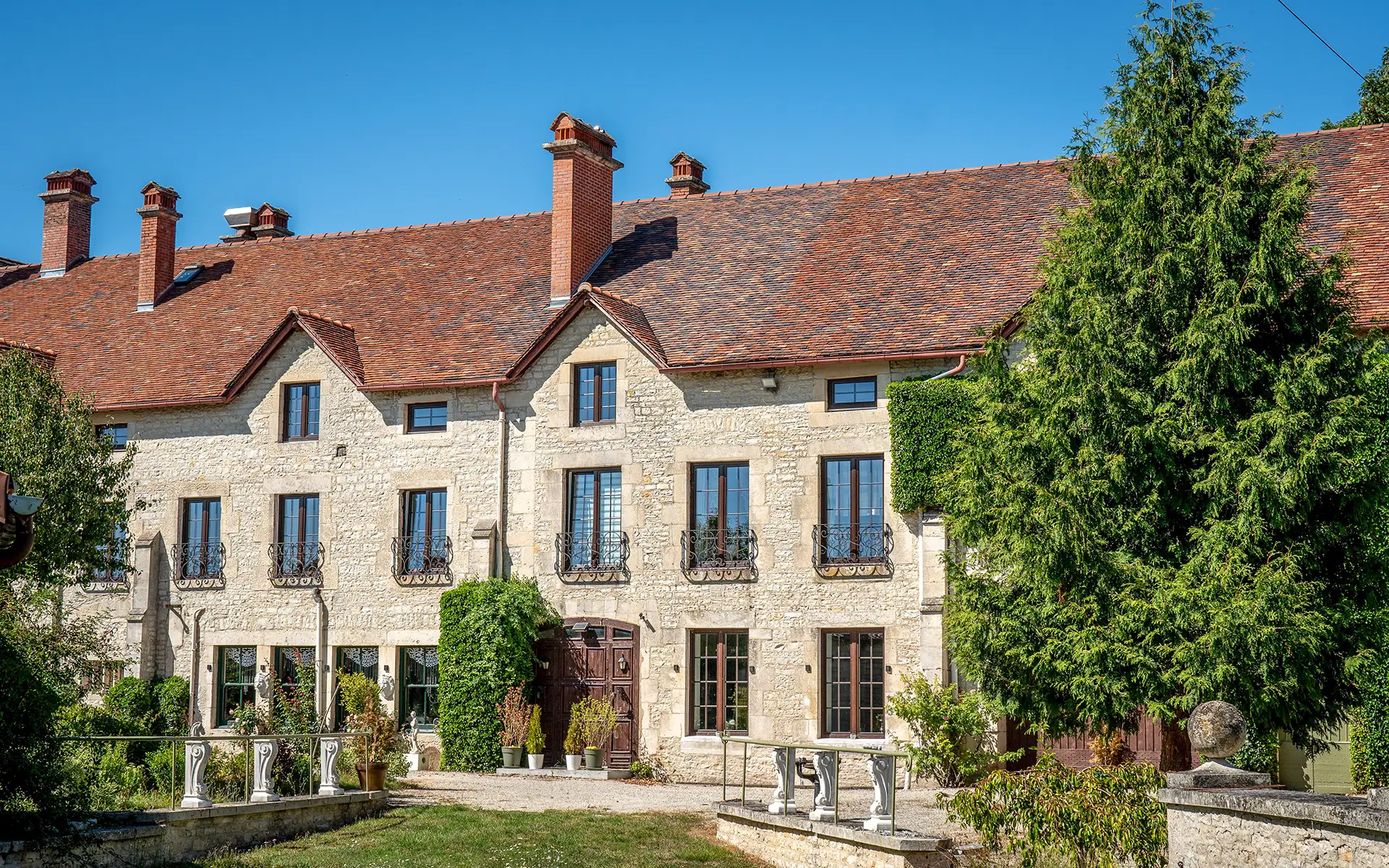 Façade du manoir proche de Chaumont à vendre - Arrière-Cour, agence immobilière spécialisée en Haute-Marne