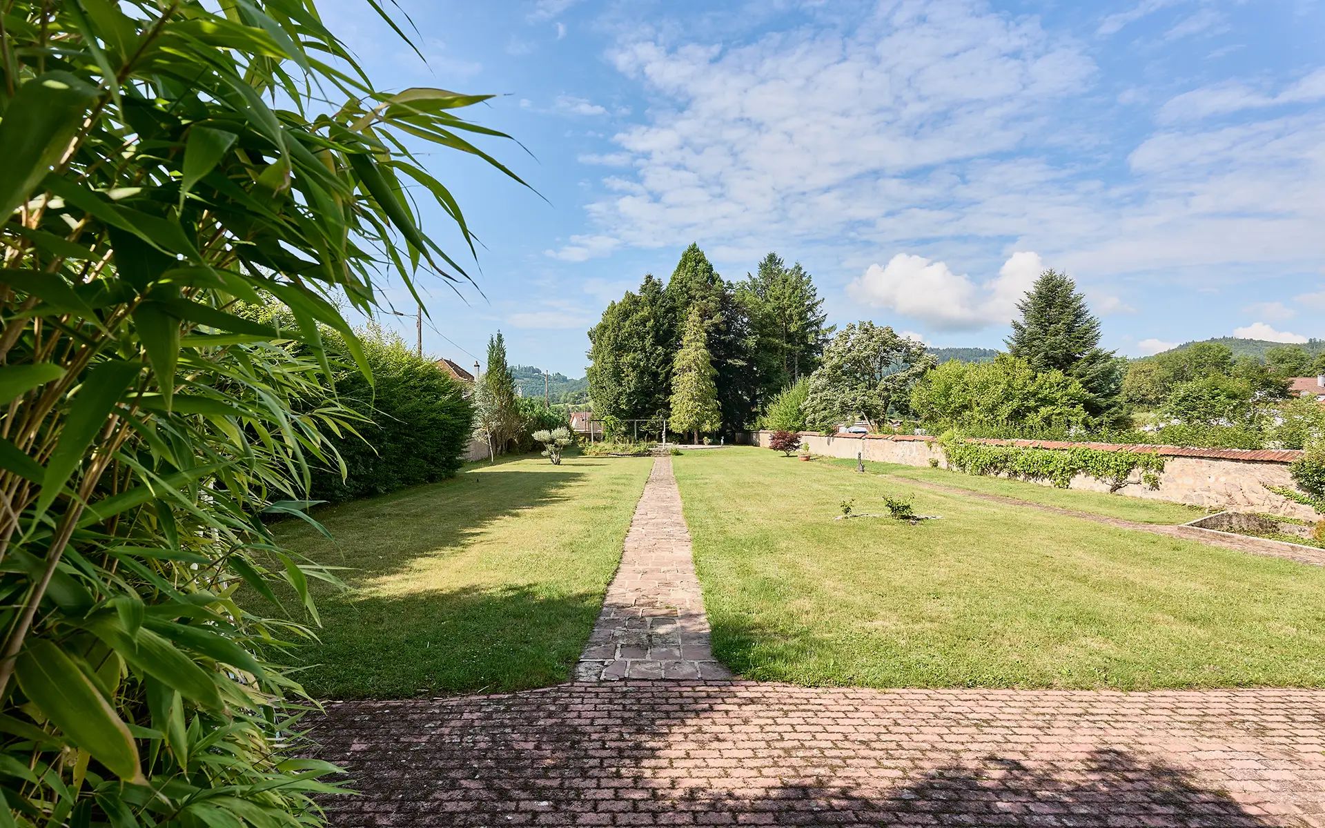 Jardin de la demeure familiale avec jardin en coeur de ville vosgien à vendre - Arrière-Cour, agence immobilière spécialisée en Haute-Saône