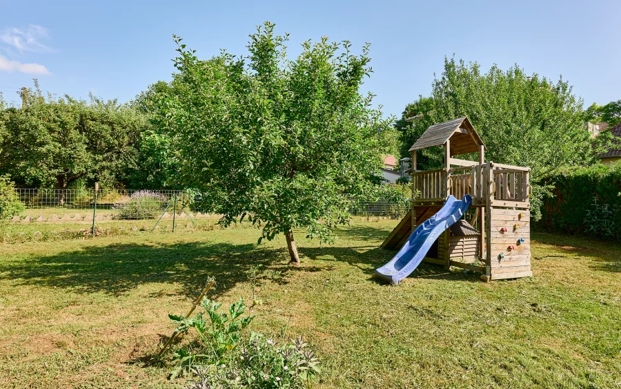 Jardin de la maison avec piscine dans le quartier Velotte à Besançon à vendre - Arrière-Cour, agence immobilière spécialisée dans le Doubs