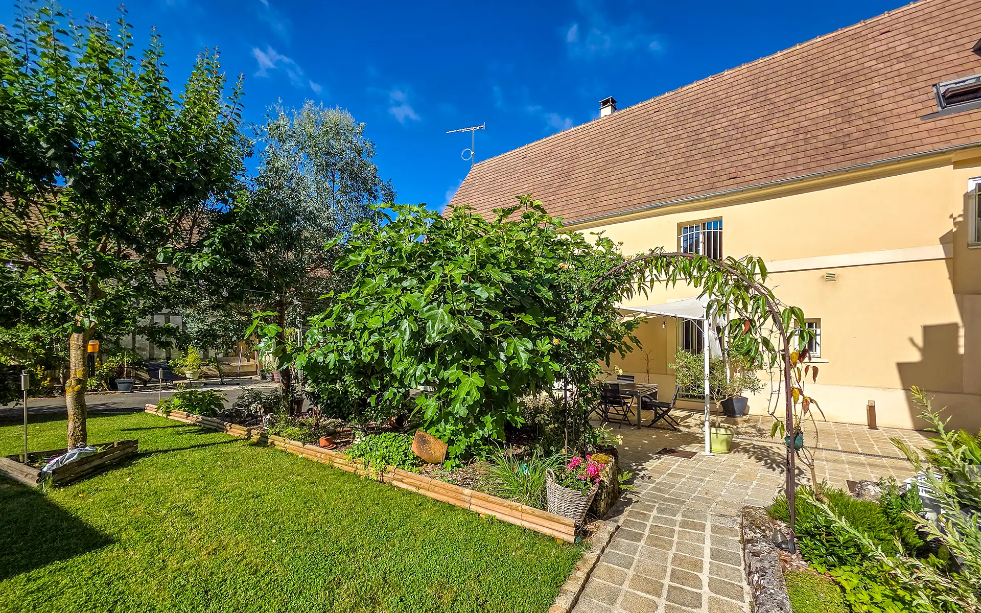 Jardin de la maison de village avec grange rénovée dans l'Oise à vendre - Arrière-Cour, agence immobilière spécialisée dans l'Oise