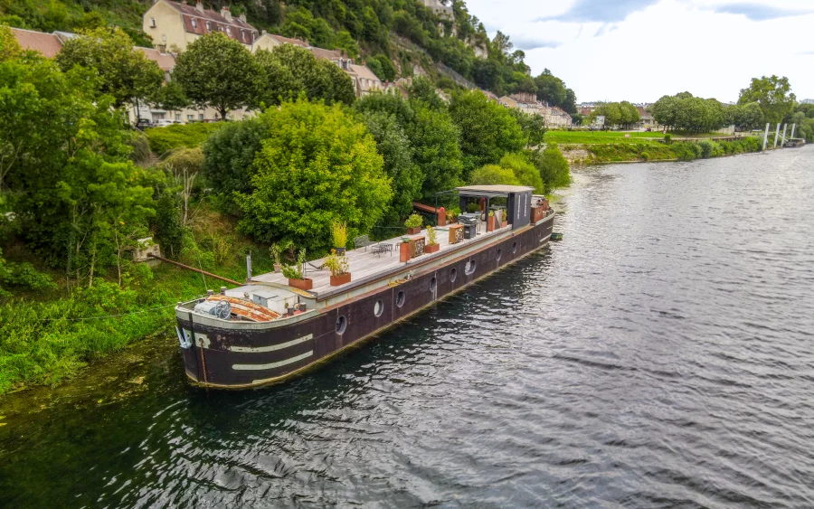 Péniche en plein coeur de la boucle à vendre - Arrière-Cour, agence immobilière spécialisée dans en le Doubs