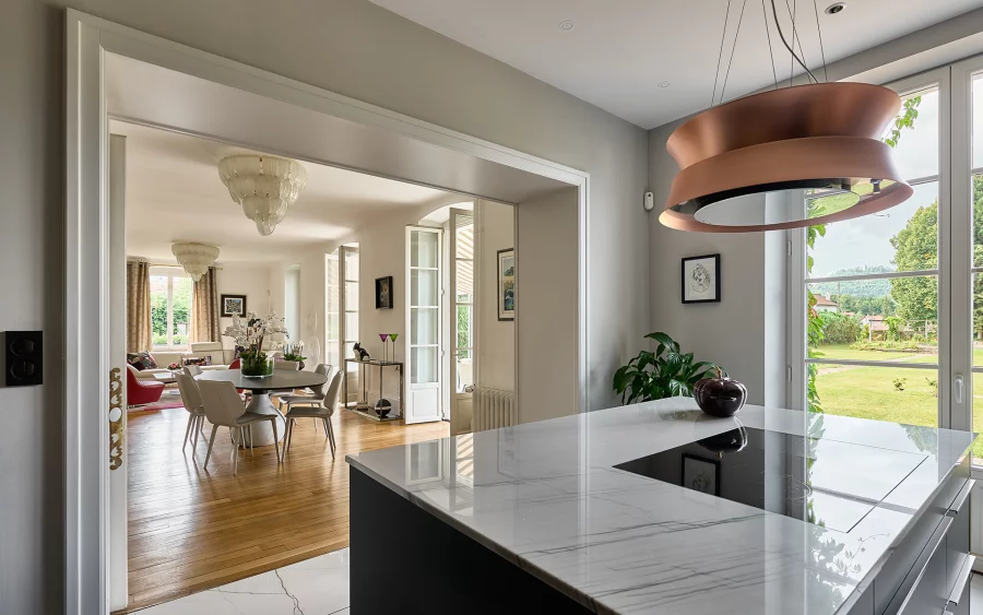 Pièce à vivre de la demeure familiale avec jardin en coeur de ville vosgien à vendre - Arrière-Cour, agence immobilière spécialisée en Haute-Saône