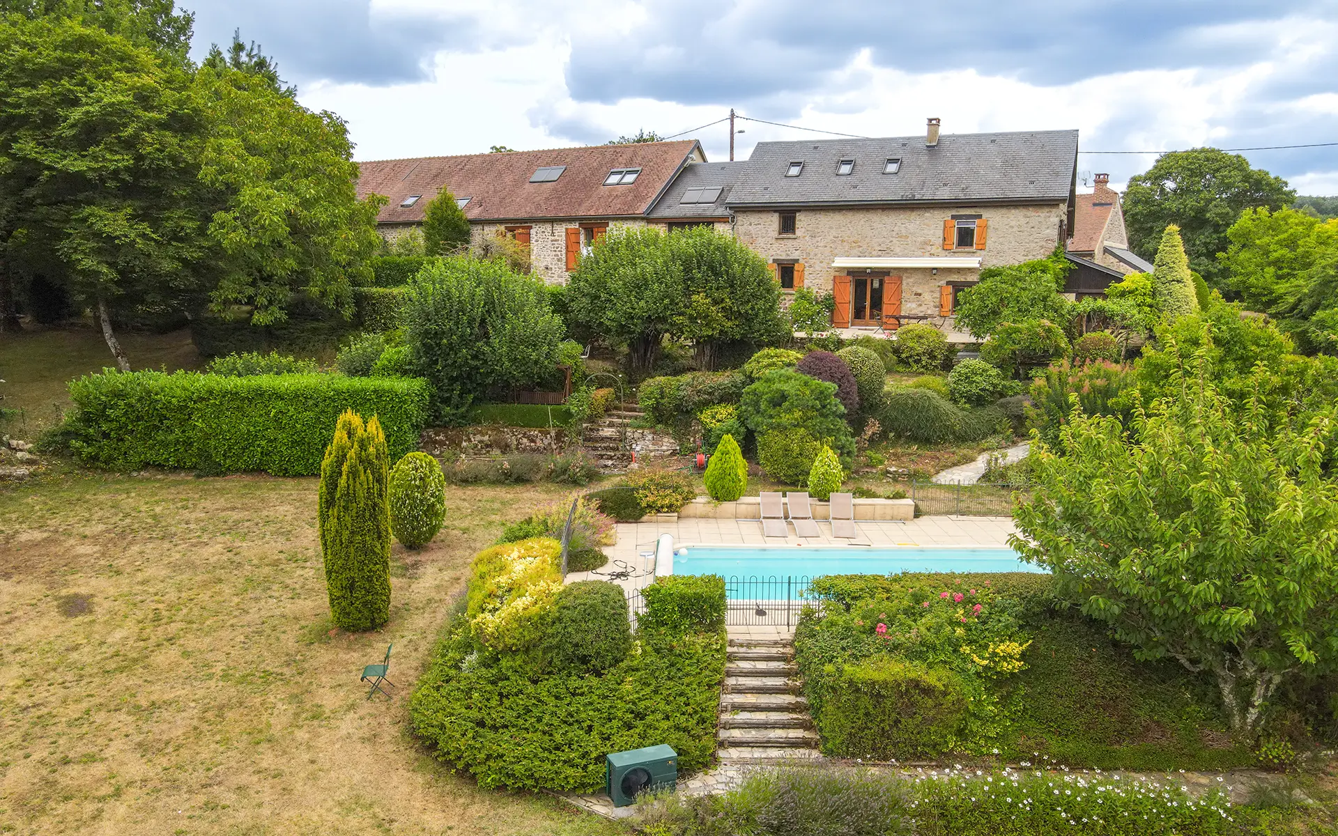 Piscine et façade des maisons de campagne au coeur du Morvan à vendre - Arrière-Cour, agence immobilière spécialisée dans la Nièvre