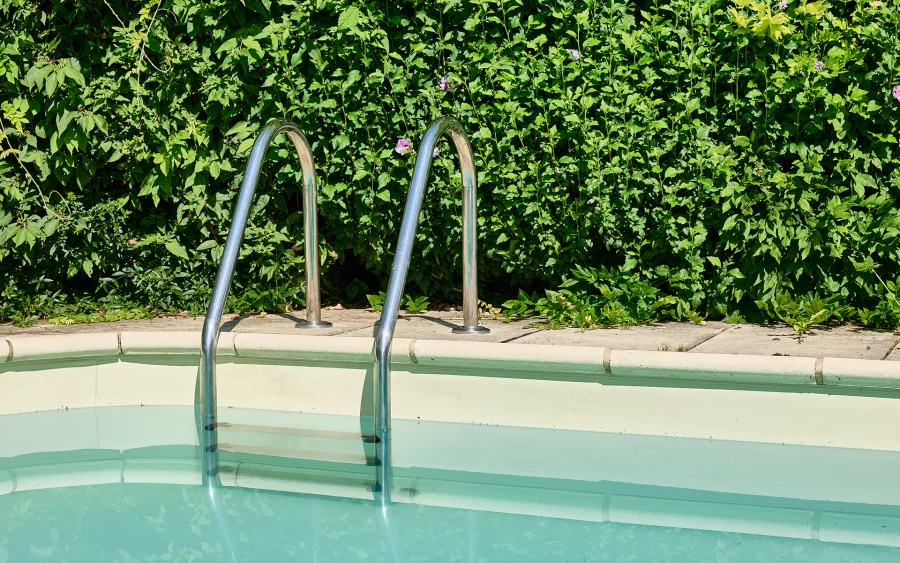 Piscine de la maison avec piscine dans le quartier Velotte à Besançon à vendre - Arrière-Cour, agence immobilière spécialisée dans le Doubs