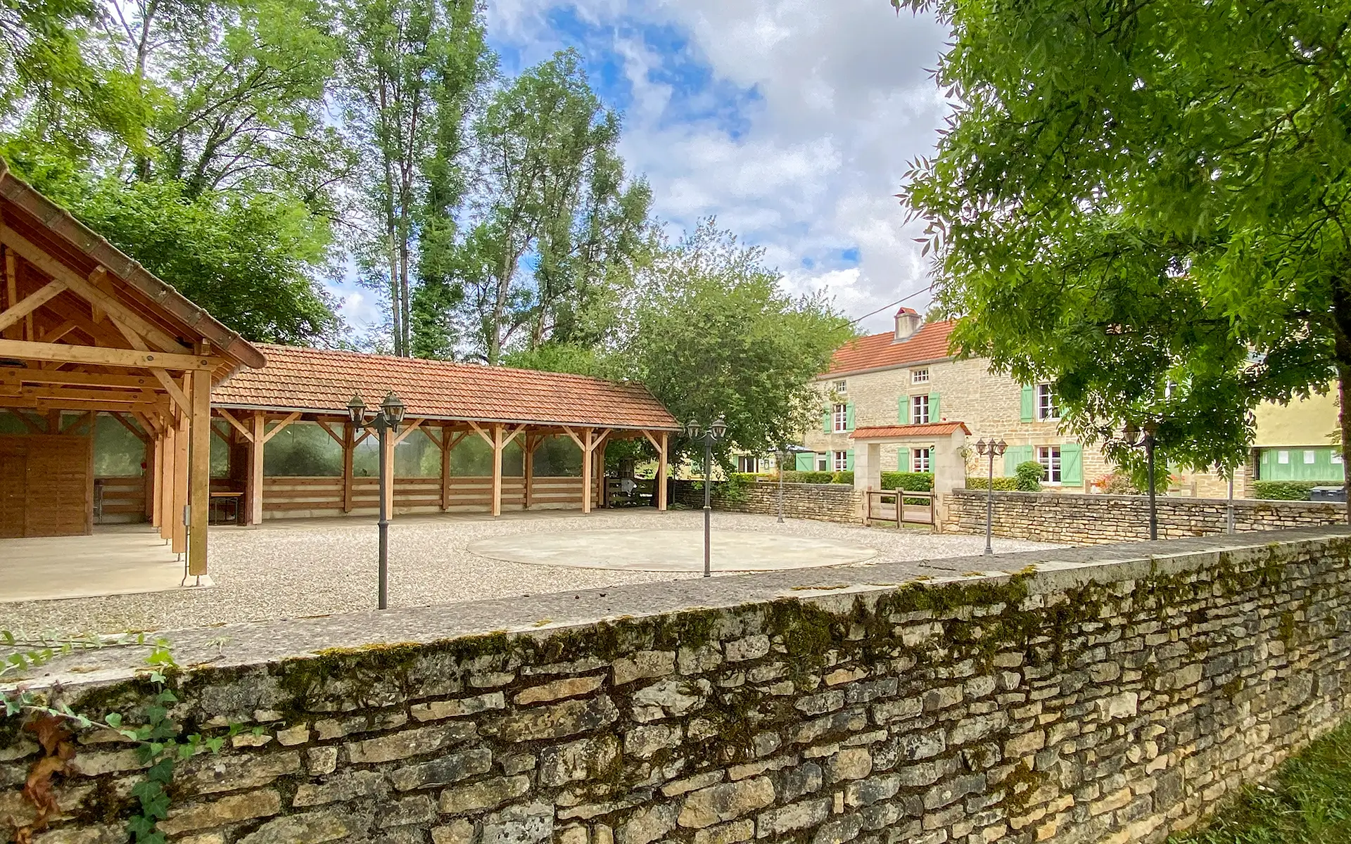 Place du gites de caractère proche de Langres à vendre - Arrière-Cour, agence immobilière spécialisée dans en Haute-Marne