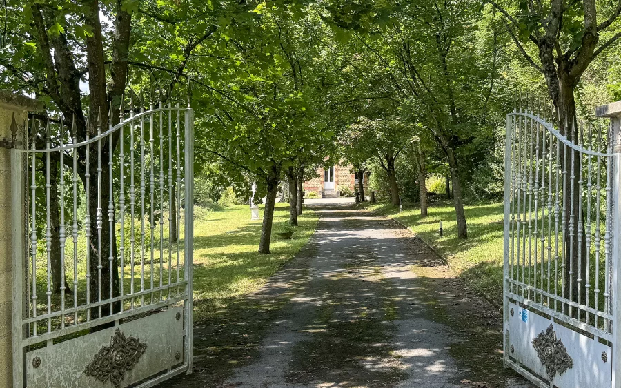 Portail de la maison de maître proche Sedan à vendre - Arrière-Cour, agence immobilière spécialisée dans les Ardennes