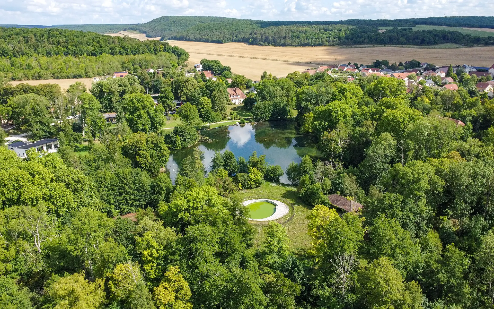 Propriété du grand terrain en bordure de rivière à Diénay dans un domaine privé à vendre - Arrière-Cour, agence immobilière spécialisée dans le Doubs