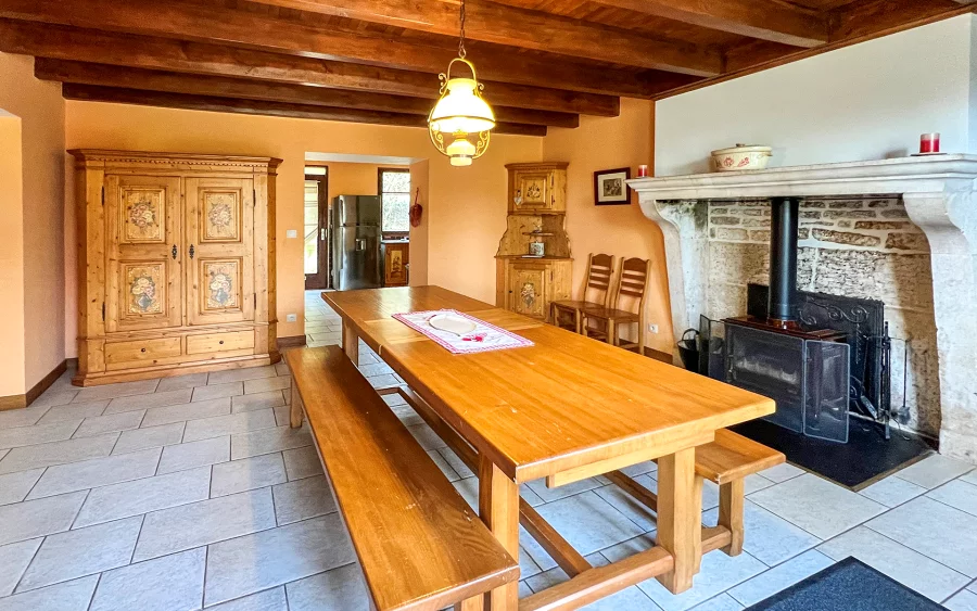 Salle à manger du gites de caractère proche de Langres à vendre - Arrière-Cour, agence immobilière spécialisée dans en Haute-Marne
