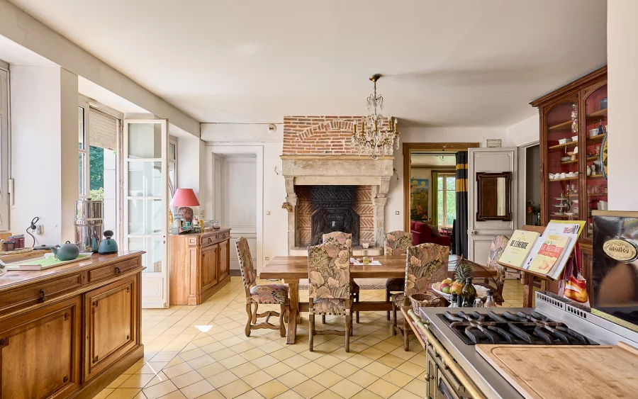 Salle à manger de la maison de maître à Montmorot, proche Lons-le-Saunier à vendre - Arrière-Cour, agence immobilière spécialisée dans le Jura