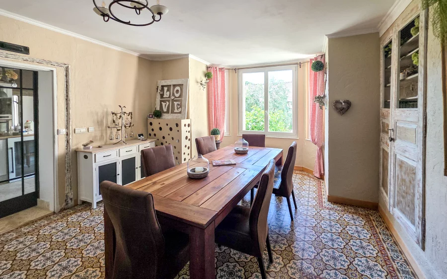 Salle à manger de la maison de village avec grange rénovée dans l'Oise à vendre - Arrière-Cour, agence immobilière spécialisée dans l'Oise