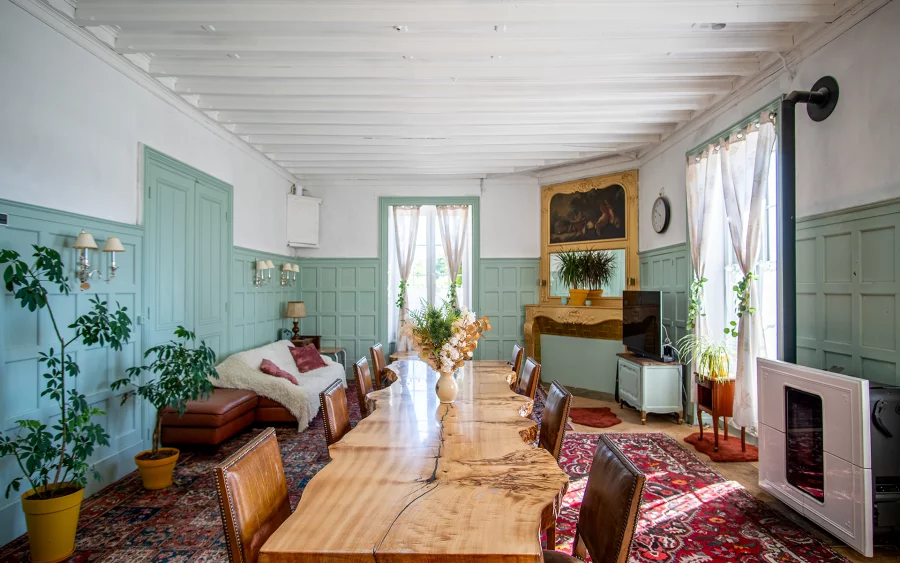 Salle à manger du manoir proche de Chaumont à vendre - Arrière-Cour, agence immobilière spécialisée en Haute-Marne