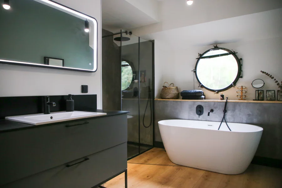 Salle de bain de la péniche en plein coeur de la boucle à vendre - Arrière-Cour, agence immobilière spécialisée dans en le Doubs