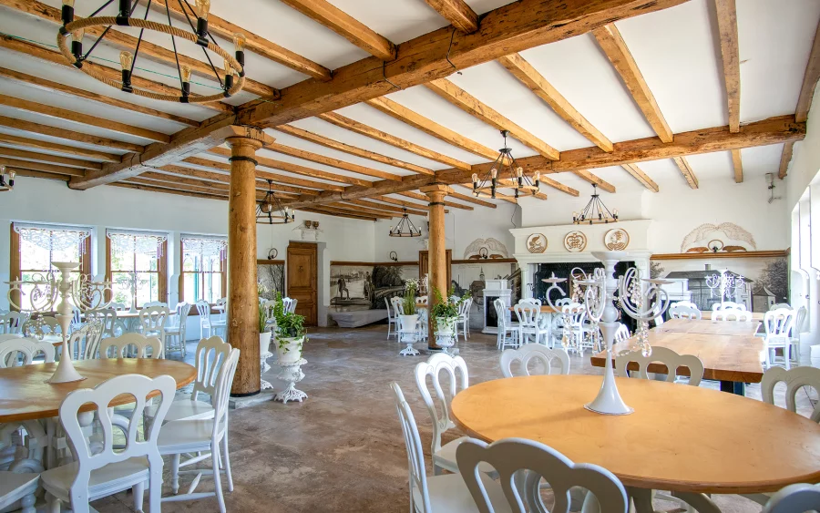 Salle de réception du manoir proche de Chaumont à vendre - Arrière-Cour, agence immobilière spécialisée en Haute-Marne