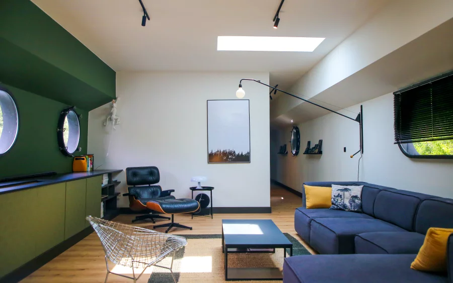 Salon lumineux de la péniche en plein coeur de la boucle à vendre - Arrière-Cour, agence immobilière spécialisée dans en le Doubs