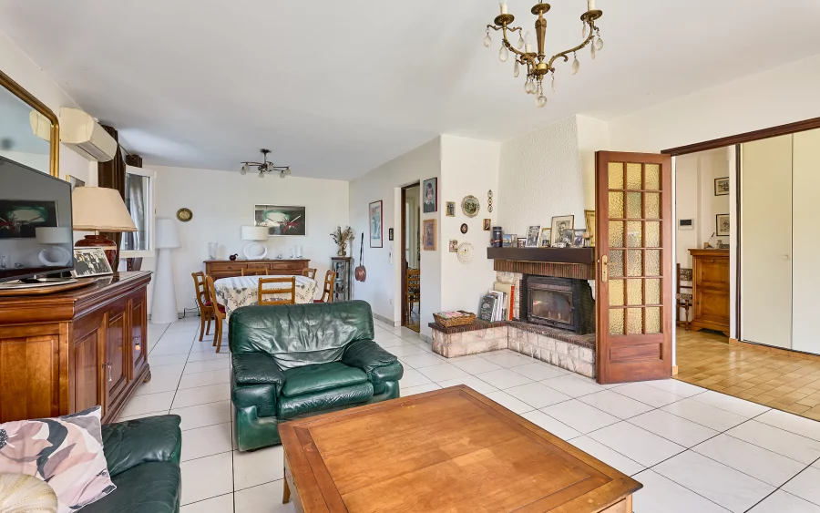 Salon de la maison avec piscine dans le quartier Velotte à Besançon à vendre - Arrière-Cour, agence immobilière spécialisée dans le Doubs